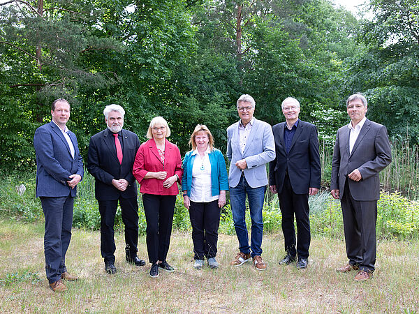 Gruppenbild (v.l.n.r.): Maik Strömer, Prof. Dr. Armin Willingmann, Dr. Bettina Hoffmann, Angelika Balzert, Dr.-Ing. E.h. Fritz Brickwedde, Dr. Thomas Vetter, Guido Puhlmann