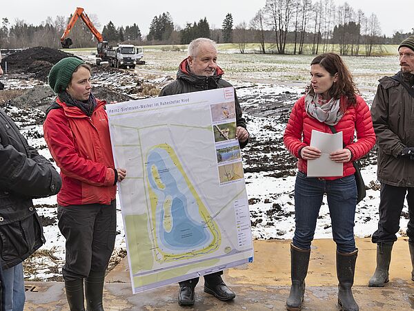 V.l.n.r.: Johanna Dodillet (Projektmitarbeiterin), Bürgermeister Müller der Gemeinde Wald, Dr. Guido Waldenmeyer (Regierungspräsidium Tübingen)