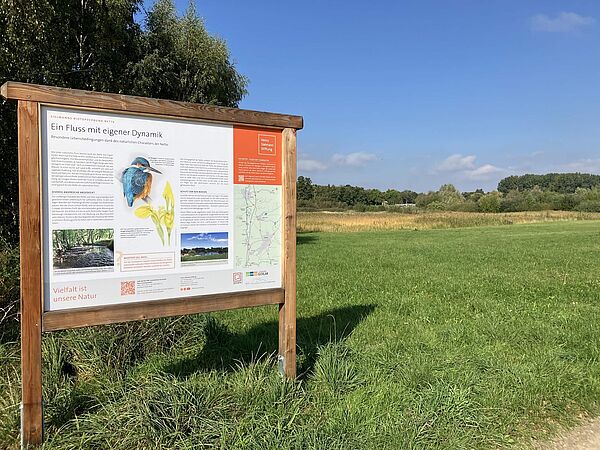 Infotafel am Nettetal Eine Infotafel mit Text und Illustrationen steht auf einer Grünfläche