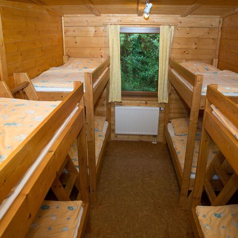 Zimmer mit vier Doppelstockbetten in der Dachsburg, Holzmöbel und Holz-Wandvertäfelung