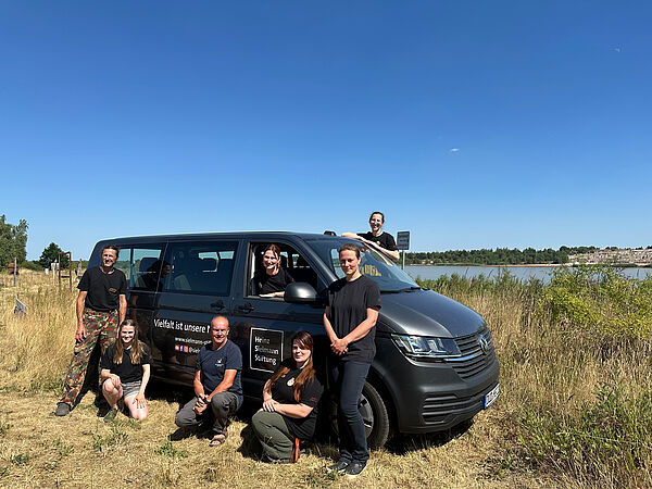Das Team des Heinz Sielmann Natur-Erlebniszentrums in Wanninchen freut sich über den neuen Kleinbus.