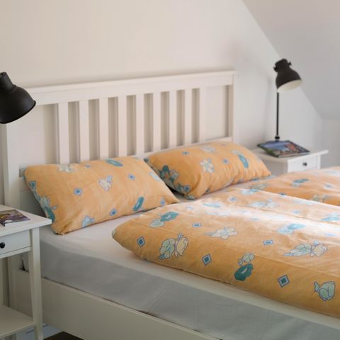 Sielmann-Appartment: Doppelbett mit Nachttischen und Lampen
