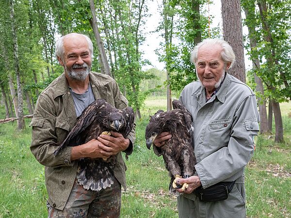 Heino Kasper und Horst Köpke nach erfolgreicher Beringung der jungen Seeadler. Heino Kasper und Horst Köpke nach erfolgreicher Beringung der jungen Seeadler.