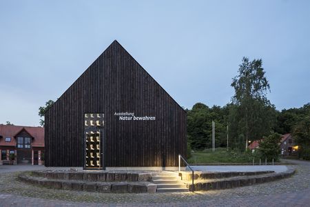 Hofremise Außenansicht in der Abenddämmerung