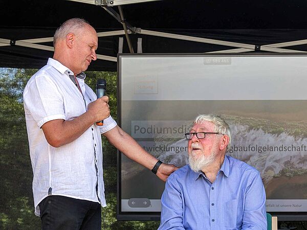 Ralf Donat bedankt sich bei Ehrengast Prof. em. Dr. Michael Succow für die enge und gute Zusammenarbeit in den vergangenen Jahrzehnten.