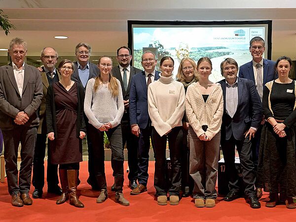 Themenabend: "Welterbe Grünes Band - Perspektiven für das Eichsfeld" im Haus der Sparkasse Duderstadt am 28. Januar 2026. Abschluss-Gruppenfoto der Teilnehmenden.