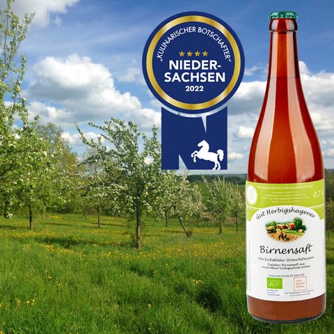 Eine Flasche vom Gut Herbigshagener Birnensaft neben dem Gütesiegel, im Hintergrund die Gut Herbigshagener Streuobstwiese