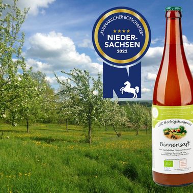 Eine Flasche vom Gut Herbigshagener Birnensaft neben dem Gütesiegel, im Hintergrund die Gut Herbigshagener Streuobstwiese