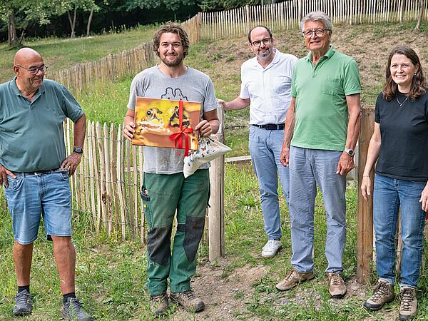 Feierliche Eröffnung des Amphibienweihers in Höllwangen 5 Personen stehen auf einem Grundstück und blicken in die Kamera