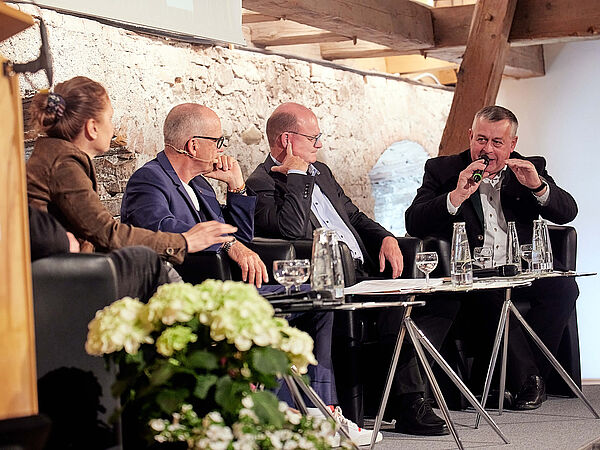 Benediktbeurer Gespräch 2023_Diskussion Walter Heidl (rechts), Vize-Präsident des Deutschen Bauernverbands (DBV), diskutiert mit der EU-Parlamentarierin Sarah Wiener (links), Dr. Lutz Spandau (Mitte links), Vorstand des ZUK-Trägerverbundes, und Dr. Norbert Schäffer (MItte rechts), Vorsitzender des Landesbunds für Vogel- und Naturschutz (LBV)