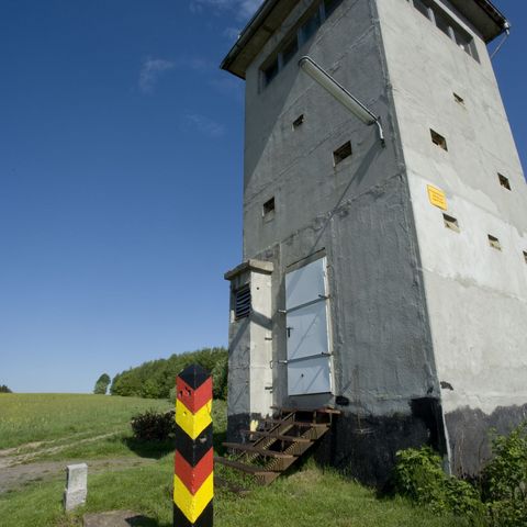 Alter Wehrturm am Grünen Band vor blauem Himmel