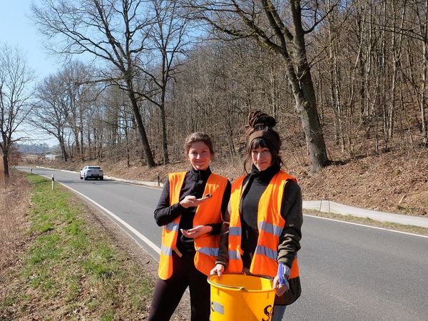 Talea Erbes und Temai Bringewatt bei ihrem täglichen Einsatz zur Amphibienrettung