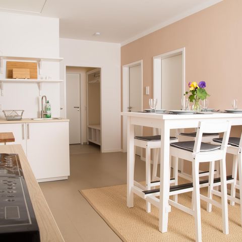 Sielmann-Appartment: Küche mit Esstisch für vier Personen