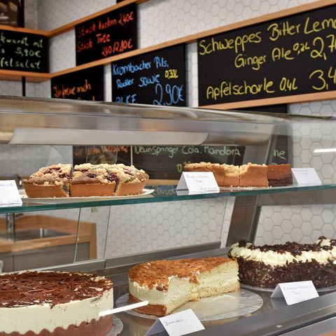 Café GUT(e) auszeit: Vitrine mit Kuchen und Torten