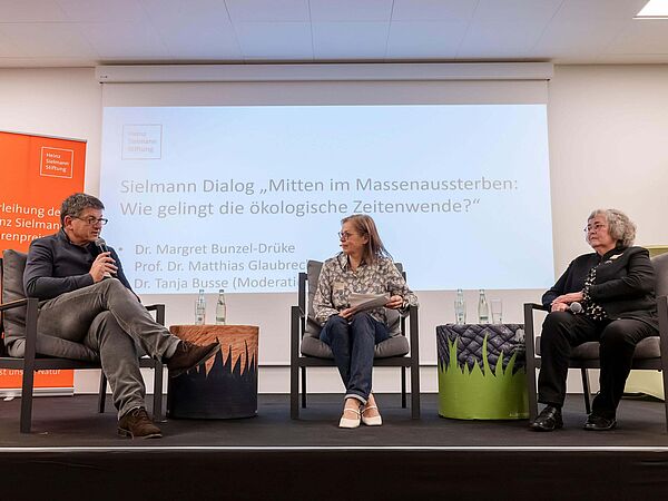 Die Preisträger Prof. Dr. Matthias Glaubrecht (links) und Dr. Margret Bunzel-Drüke (rechts) im Gespräch mit Moderatorin Tanja Busse (Mitte)