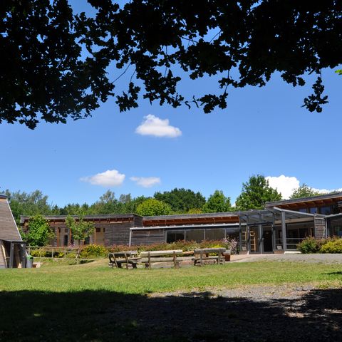 Panoramaansicht Dachsburg und Köhlerhütte vor blauem Himmel