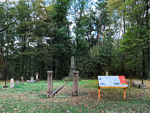 Der Friedhof der Adelsfamilie derer von Hanstein in der Gemeinde Arenshausen, Thüringen. Ansicht Friedhof derer von Hanstein mit Info-Tafel.