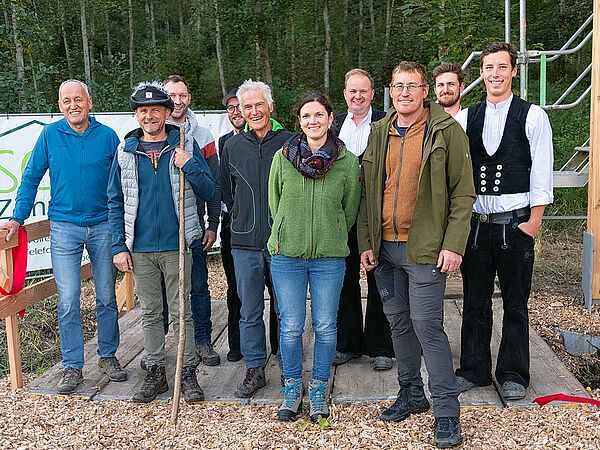 Beobachtungsplattform mit grasenden Wasserbüffeln im Vordergrund.