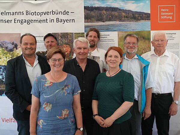 Offizielle Projekteröffnung, Massing in Bayern, Moorrenaturierung, extensive Beweidung, 10. Juli 2023 Gruppenfoto der offiziellen Projekteröffnung eines Moorrenaturierungsprojekts in Massing in Nordbayern
