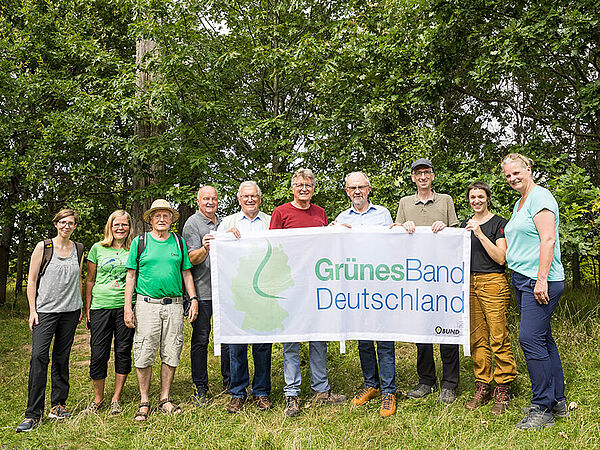 Gruppenfoto am WestÖstlichen Tor, einer Skulptur im nordthüringischen Eichsfeld, die seit 2002 Bestandteil des Grünen Bands ist. Gruppenfoto am Grünen Band anlässlich des 20. Jubiläums.