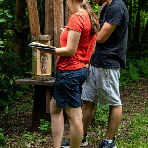 Outdoor Escape Game: Zwei Personen stehen vor Rätsel-Objekt