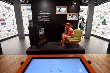Junge Frau vor Fernseher in Sielmann Film Ausstellung