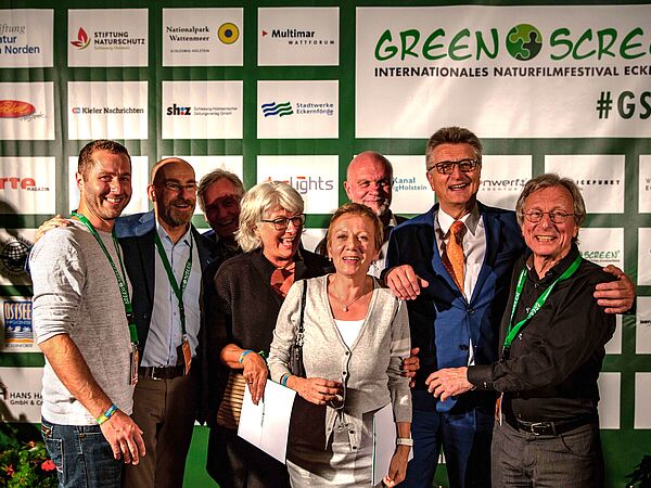 Die glücklichen Preisträger des Heinz Sielmann Filmpreises bei der Auszeichung mit dem Stiftungsratsvorsitzenden Dr. Fritz Brickwedde und Vorstand der Heinz Sielmann Stiftung, Michael Beier. Foto: GREEN SCREEN Festival e.V. 