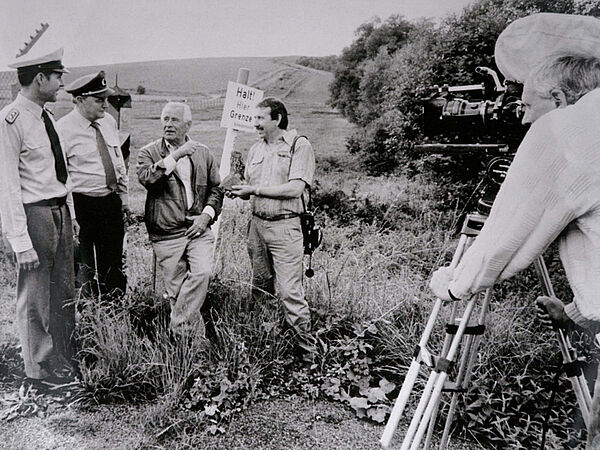 Sielmann Probe Heinz Sielmann im Gespräch mit Grenzbeamten an der innerdeutschen Grenze während der Dreharbeiten für den Dokumentarfilm "Tiere im Schatten der Grenzen" im Sommer 1988.