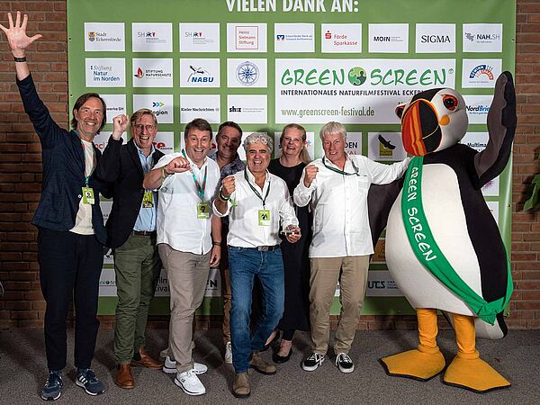 Carolin Ruh (3.v.r.) freut sich mit den Gewinnern des Heinz Sielmann Filmpreises auf dem diesjährigen Green Screen Festival.