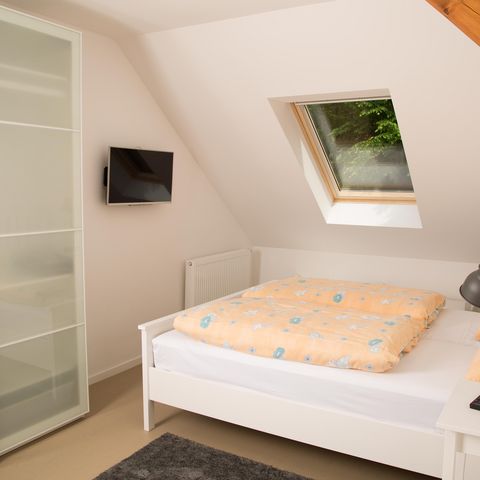 Sielmann-Appartment: Schlafzimmer mit Doppelbett und Kleiderschrank