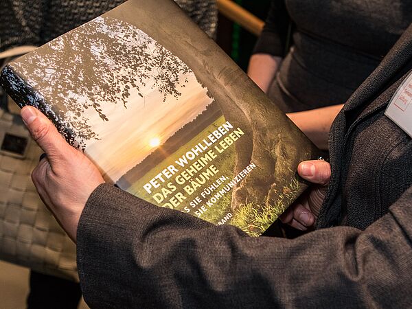 Das geheime Leben der Bäume - Peter Wohllebens Bestseller. (Foto: Tanja M. Marotzke) Das geheime Leben der Bäume - Peter Wohllebens Bestseller. (Foto: Tanja M. Marotzke)