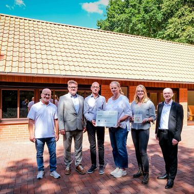 Personengruppe steht vor dem Gut Herbigshagener Bienenhaus