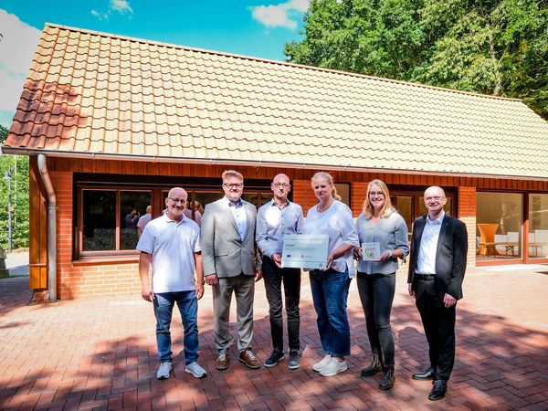 Personengruppe steht vor dem Gut Herbigshagener Bienenhaus