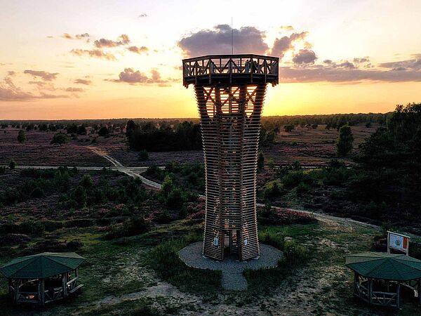 Der Heideturm auf dem Sielmann-Hügel im Abendlicht.