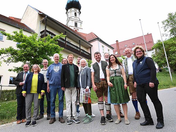 Gruppenfoto zur Projekteröffnung in Haindling am 06.05.2024