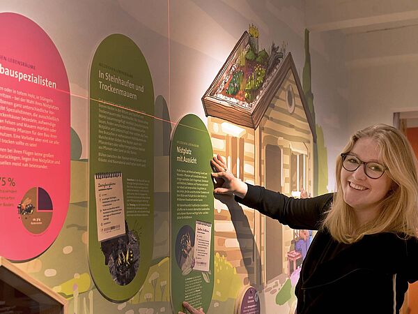 Umweltbildnerin und Imkerin Dorothea Witte von der Heinz Sielmann Stiftung stellt die neue Ausstellung vor.