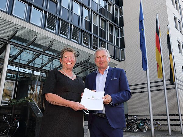 Umweltministerin Prof. Claudia Dalbert überreicht Michael Beier den Fördermittelbescheid über 75.000 Euro zum Schutz der Elbe. Foto: Frank Drechsler Umweltministerin Prof. Claudia Dalbert überreicht Michael Beier den Fördermittelbescheid über 75.000 Euro zum Schutz der Elbe. Foto: Frank Drechsler