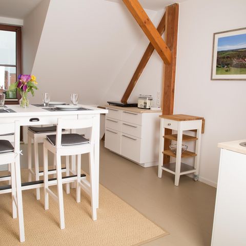 Sielmann-Appartment: Küche mit Esstisch für vier Personen