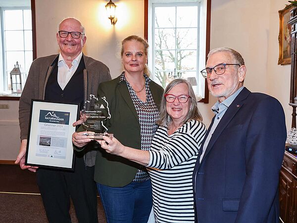 V.l.n.r.: Reinhard Evers, 1. Vorsitzender Touristik Butjadingen e.V., Carolin Ruh, Vorstand Heinz Sielmann Stiftung, Scarlett Zurr, Vorstand Touristik Butjadingen e.V, und Werner Mohr, Vizepräsident Deutscher Wanderverband, bei der Auszeichnung des Langwarder Grodens als Naturwunder des Jahres 2024 auf dem Hof Iggewarden in Butjadingen. 