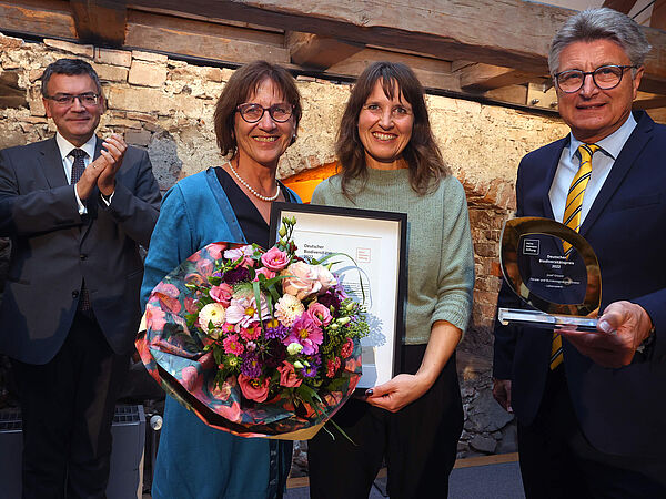 Rosalinde Göppel (2 v. l.) und ihre Tochter Maria Wenk nehmen den Preis stellvertretend für Josef Göppel entgegen. Dr. Florian Herrmann, Leiter der Staatskanzlei (l.) und Dr.-Ing. E.h. Fritz Brickwedde, Stiftungsratvorsitzender (r.) gratulieren. Übergabe der Urkunde und der Blumen an Rosalinde Göppel durch Dr.-Ing. E.h. Fritz Brickwedde.
