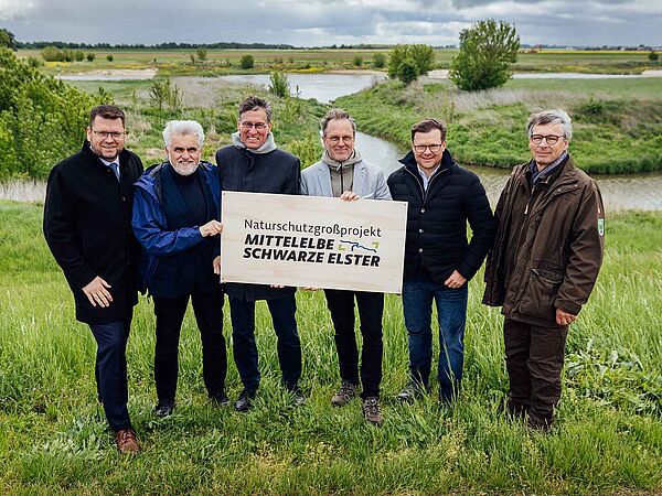 Gruppenfoto zum feierlichen Auftakt für das Naturschutzgroßprojekt Mittelelbe-Schwarze Elster an der Alten Elbe bei Bösewig.