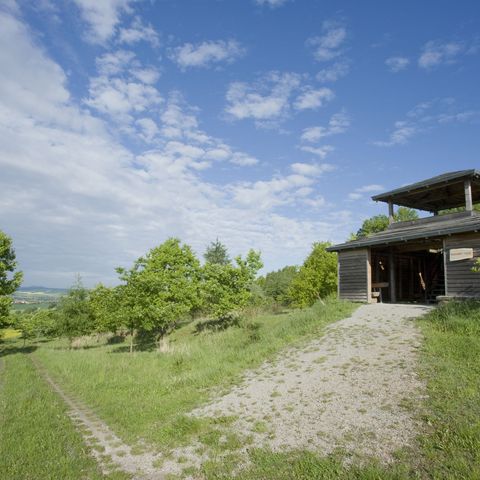 Sielmannhütte am Grünen Band vor blauem Himmel